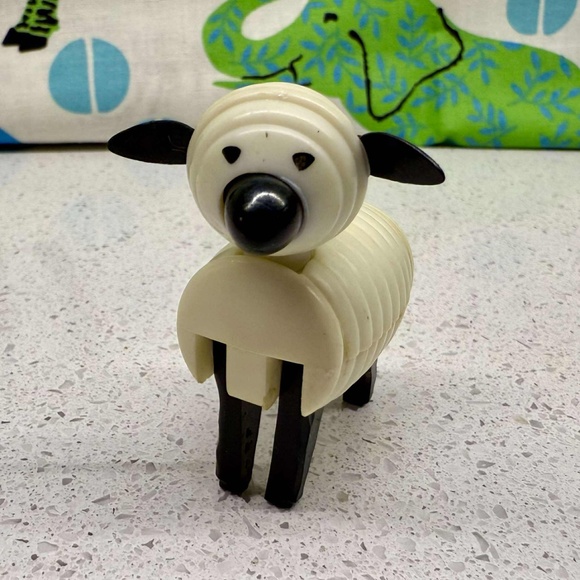 VINTAGE FISHER-PRICE LITTLE PEOPLE FARM PIECES - Picture 9 of 11